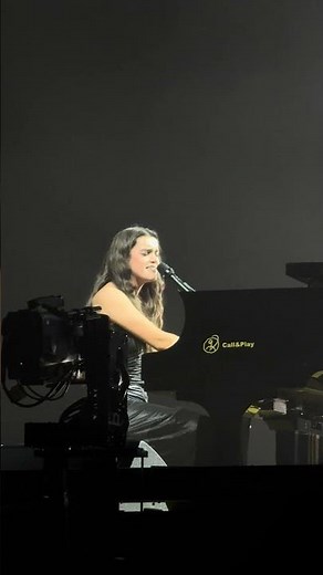 AMAIA emociona cantando "Tengo un Pensamiento" en Barcelona 🎤