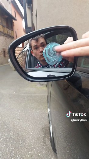Toothpaste with mirror car life hack