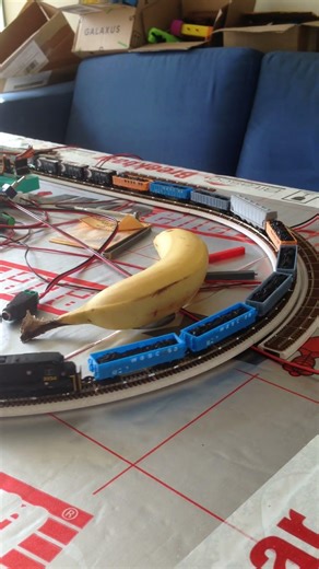 #zscaler Pulling CP Rail ore, WASCOSA Gondolas, Greenbrier Hoppers all #3dprinting #banana for scale