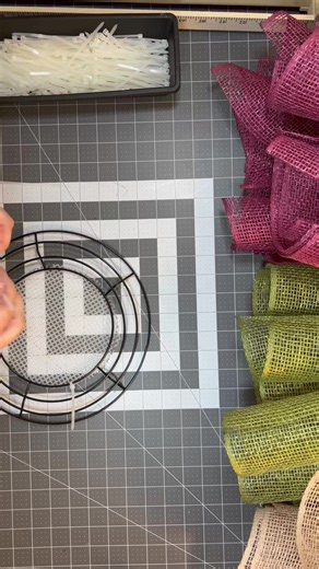 118K views · 4.4K reactions | Learn how to make a flower wreath with me. I will leave the link for the full tutorial in the comments. So easy, anyone can do it! #julieswreathboutique #craftingideas #fallfun #falltrends #craftingcommunity | Julie's Wreath Boutique | Facebook