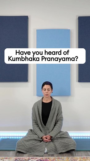 Let’s practice a little kumbhaka pranayama together! 🌬️ What is kumbhaka? What does it do for us? ➡️ Kumbhaka is a breath retention practice where you aim to linger between the inhale and exhale. Kumbhaka means “pot” in Sanskrit, so we can use this image to understand how this form of pranayama works. Try to envision it as a 2-pot system, with the one pot being the throat and the other being the base of the pelvis. ➡️ In the liminal space between the active parts of the breath, we have the oppo