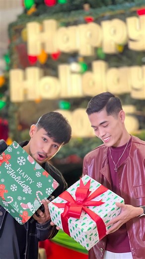 Giving you a glimpse of the Magical Grand Finale of Ribbons and Rhythm at SM City Tanza, marking the final show of its 2025 run. Your Sawties dropped by to witness the grand performance featuring 35 talented performers, from Gen Z dancers and singing bakers to royal characters and festive mascots. The stage came alive with Gingy and Snap, Marsha and Mello, baby elves, reindeer pets Crissy and Fluff, the Royal Marching Bears, and the iconic Mr. and Mrs. Santa. These beloved characters brought the