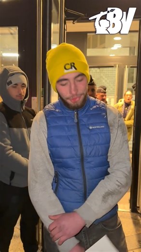 Martin, agriculteur de 18 ans, a été placé en garde à vue pendant 48 heures et condamné à 3 mois de prison avec sursis pour refus d’obtempérer. Une quarantaine d’agriculteurs l’ont attendu pendant cinq heures pour le soutenir. 📸 Jean Bexon | Boulevard Voltaire