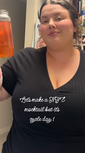 🪩✨NYE mocktail but make it cycle day 1 🥂 @irisnutritionco & @earthmamaorganics Red raspberry leaf tea is so nourishing while your uterus is working overtime 🩸 Iris electrolytes encourages hormone balance and reproductive health 🌼 Cheers to a happy & safe new year ✨ #Hormonehealth #womenshealth #redraspberryleaftea #mocktail #cyclesyncing | Marissa Salgado