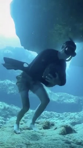 This is underwater rock running and it looks amazing. (via @hisarahlee/Instagram