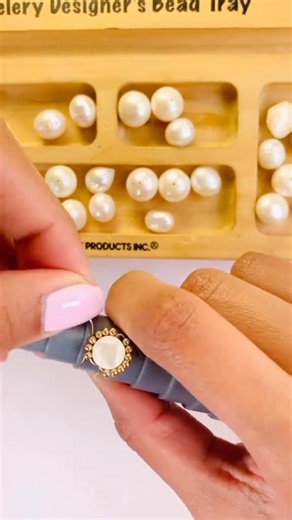 Jewelry tutorial how to make a wire wrapped ring #wirejewelry #diyjewelry #wirewrappedcrystals #wirewrappedring #jewelrymaking #jewelrymakingsupplies #jewelrytutorial | Thebeadbazaar