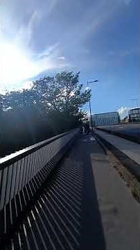 Je suis sur le Pont D'issy-Les-Moulineaux qui m amène jusqu'à I entrée de Parc l île Saint Germain