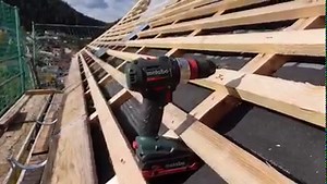 Über den Dächern Bad Liebenzells 😉💪 Sieht schick aus unser 18 V Akkuschrauber BS 18 LT BL Q 😍 Vielen Dank für das tolle Video an Spengler TV ✅✅✅ Alle Details zum Schrauber auf https://fal.cn/3e8Wd 👌 #metabo #professionalpowertoolsolutions #derAkkufürsHandwerk #akkuschrauber #BS18LTBLQ #LiHD #CAS #CordlessAllianceSystem | Metabo