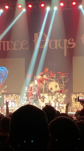 “So Called Life” ❤️‍🔥🖕 What’s your favorite 3DG song to hear live? Only a few more shows in the USA, off to the UK & EU this September & October, then Canada in November! 🎥: @jbh_visuals13 #threedaysgrace #ontour #explosions | Three Days Grace