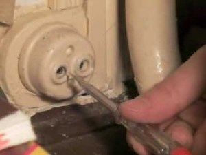 Comment savoir s'il y a de l'électricité dans une prise de courant ? TOURNEVIS D'ELECTRICIEN
