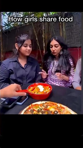 How girl share food vs boyes 😂