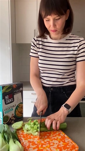 10K views · 75 reactions | Get your cozy on with this 10-minute dumpling soup! Full of flavor, minimal cleanup—just perfect for a busy night.  RECIPE: https://glow-diaries.com/dumpling-soup/ | Glow Diaries | Facebook