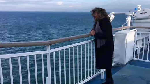 Teura Colas rend hommage à son mari défunt, Alain Colas disparu lors de la première édition de la Route du Rhum depuis le ponton du Pont-Aven | France 3 Bretagne