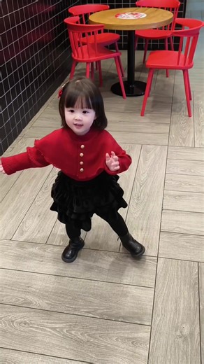 Vạn vật trên thế gian này đều không giống nhau .Ví dụ như, em trên ảnh thì khác em ngoài đời 😆 #thoitrangtreem #phốiđồđẹp #fyp #babykids #xuhuongtiktok