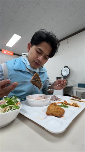 Nikmati Sup Kimchi dan Makanan Korea di Mukbang