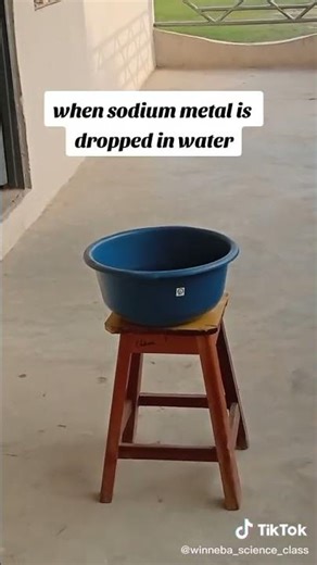 I Reacted Sodium with Water, see what happens