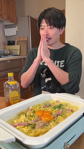 仕事終わりに超絶ヤバたんなパスタ作ってみました✨ 〈材料〉 作りやすい分量 パスタ100g 玉ねぎ（薄切り）1/8個 厚切りベーコン20g 生クリーム（牛乳でもOK）100ml 黒こしょう適量 ピザ用チーズ適量 バター10g 卵黄1個 パセリ（みじん切り）適量 A コンソメ大さじ1/2 おろしにんにく小さじ1 塩ひとつまみ 水300ml 〈作り方〉 ①フライパンにパスタと玉ねぎ/ベーコン/Aを入れてパスタを茹でる。 ②パスタがお好みの硬さの少し前になったら生クリームを加えて水分量を調節する。 ③バターとチーズを入れて混ぜる。 ④卵黄を乗せてブラックペッパーとパセリを散らす。 ～～～～～～～～～～～～～～～～～～～～～～～～～～～～～～～～～～ レシピ本第二弾「おつかれごはん おかわり」作っちゃいました！ Amazonや楽天でチェックしてみてくださーーーーい🥰✨ #おつまみ #おうち時間 #おうち居酒屋 #料理動画 #料理レシピ #簡単レシピ #簡単おつまみ #おかず #レシピ