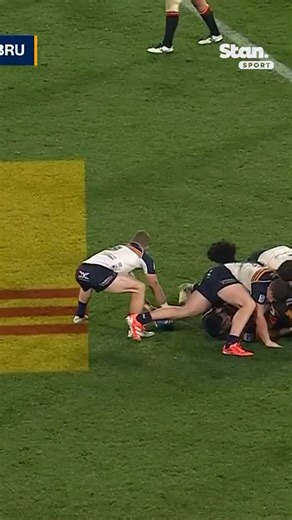 What was better, the passes or the bump off? 🔥 #SuperRugbyPacific | rugby.com.au