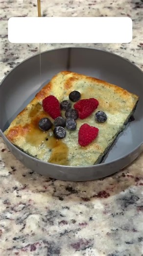 comment “PANCAKE” 👇 for the full recipe Low carb high protein gluten free pancake bake for meal prep Per Serving – I made 4 servings Ingredients 1 egg 1/2 cup cottage cheese 1/2 cup almond flour 1 tablespoon sweetener of choice 1 teaspoon vanilla 1/2 teaspoon baking powder 1/4 teaspoon baking soda 1/4 cup berries Instructions Preheat oven to 350. Blend egg and cottage cheese mixture. After it is fully blended whisk in the rest of the ingredients. Once everything is fully combined fold in your f