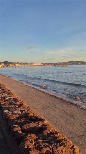 chilling in the sun before I start my robotics course. sw Devon, 👍🏾🌏🌊☀️