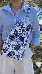 Floral denim upcycled bag ♻️🌸👖✂️ De jeans floreados, a una nueva bolsa 💐 Con un poquito de costura, ASMR, cortes, y creatividad 💫 estos pantalones se convirtieron en mi nueva bolsa de viaje favorita ☺️ Sewing Patterns ✨ Encuentra el patrón de costura en ↗️ luluisa.com #costura #sewing #upcycle #upcycling #modacircular #jeans #sustainablefashion #asmr | LuLuisa