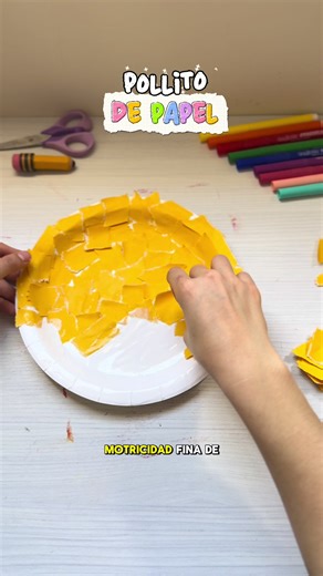 Desarrolla la motricidad fina de tu hijo creando pollitos con papel 🐣 Aquí te digo cómo desarrollar esas habilidades ✍🏻🧩 #Crecemos #maestraespecial #motricidadfina