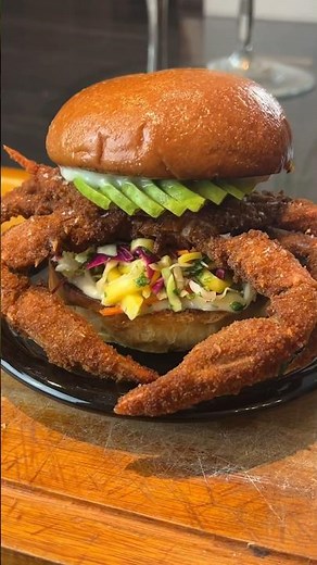 The BEST fried soft shell crab sandwich 🔥👏🤤🤯 #softshellcrab #sandwich