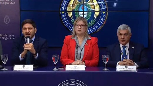 Tremendas revelaciones de la ministra Monteoliva y el gobernador Pullaro sobre el asesinato de un alumno a manos de otro en la escuela de San Cristóbal: no fue una reacción al bullying, sino que el agresor integraba comunidades online de admiradores de asesinatos y tiroteos. Sonredes que operan a nivel global y atraen principalmente a adolescentes en foros y plataformas cerradas. Espeluznante. Según dijeron hoy, en Argentina ya se detectaron 15 casos vinculados a este tipo de entornos digitales 