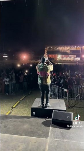 Dlala thukzin -clap clap live performance 🔥🔥crowd vibing