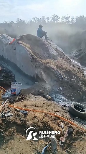 The new granite mine uses diamond wire saw to clean the surface. #granitecuttingsawblade #doublebladecuttermachine #doublebladecutter #diamondbladeforstone #miningequipmentsuppliers #quarryequipment #naturalstonecuttingmachine #stonecuttingblade #graniteblockcutter | Ruisheng stone machinery