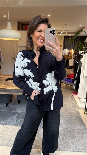 Nova Coleção SS26 ✨ vamos a looks? Blusa Open 165€ Cinto Liujo reversível 85€ Calças Liujo 166€ Ténis Liujo 170€ Peças sem desconto. Para mais informações e encomendas on-line envie whatsapp 966108005 ou visite a nossa loja em Carcavelos - Rua de Itália 33B. | Sister's Trend