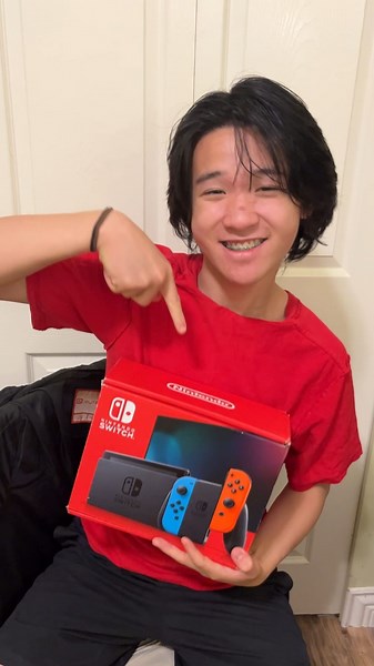 TechJoyce on Instagram: "bro messed up my hair 😭 - - - - #gaming #gamingpc #gamingsetup #tech"