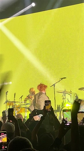That time I saw paramore in a tiny theater in downtown LA. 🥹I really need to do a concert series because the amount of concert videos I have is insane. If you know me, you know I ride or die for paramore since day 1 so this concert was everything. #paramore #hayleywilliams #concerttok