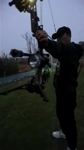 80-pound compound bow, 70-meter night archery training.#archery #relaxing #CompoundBow #RecurveBow