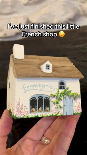 Hello there!….You can find more of my handmade miniature cottages on Instagram and Etsy where I am Cosy Cottage Designs☀️ . . . #miniatures #miniaturehouse #woodenhouse #cottages #littlehouse
