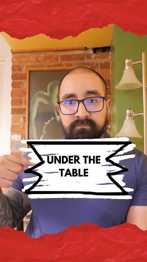 ¿“Under the table” significa “por debajo de la mesa”? Sí, como cuando decimos: The cat is under the table El gato está debajo de la mesa Pero también tiene otros dos significados: Pagarle a alguien de forma oculta a menudo para evitar pagar impuestos y la otra para decir “estar ebrio” He always pays immigrants under the table Siempre paga a los inmigrantes por debajo de la mesa By 3:30 everybody was under the table A las 3:30 todo el mundo estaba ebrio #clasedeingles #inglesrapido #inglesreal #a