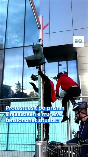 Protestuesit po prishin sinjalistikën e rrugëve, tensionohet situata…