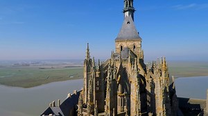 186K views · 1.7K reactions | Bovenop een rots voor de kust van Normandië ligt een bijzonder eiland. | National Geographic | Facebook