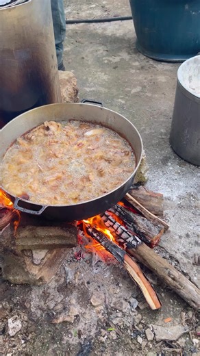 5.8M views · 41K reactions | These men cook at parties, funerals,e.t.c their number is listed should in case anyone need inquiries. #partychef #cooking | How We Rowes Cook | Facebook