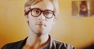 Díjat nyert Tom Mison és a halott macskája