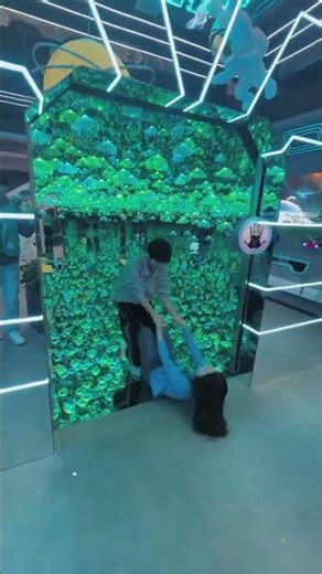 It's amazing even without glasses! The 360° naked-eye visual effects are incredibly immersive