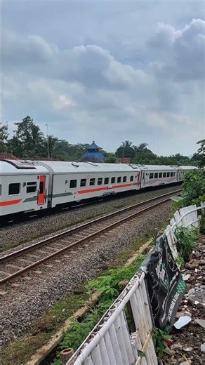 Semboyan 35 Menggelegar! KA Kamandaka Cilacap-Semarang Melintas Daop 5 Purwokerto#train #fyp