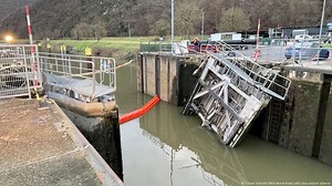 Broken infrastructure delays shipping on vital German river