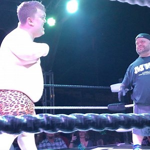 Fat man vs little woman | Micro Wrestling Federation