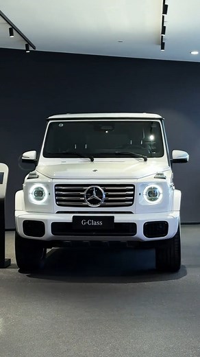 🚀 The Iconic Mercedes-Benz G500: The Legendary Off-Roader for Heroes & Champions. 🏆🐎 ⚡ Hybrid Power: A 3.0L inline-6 turbo with e-turbo & ISG, delivering 330 kW & 560 N·m, plus an instant 15 kW / 200 N·m electric boost. 0-100 km/h in 5.4s. 🔒 Off-Road Royalty: The definitive "Off-Road Trinity" – ladder frame, three 100% locking differentials, and a low-range gearbox. 🖥️ Digital Command: Features a digital off-road cockpit and "transparent hood" camera view to conquer any terrain with confide