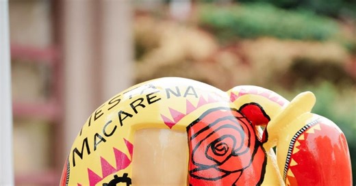 Vídeo | Los del Río, homenajeados en Madrid con una menina gigante dedicada a su universal 'Macarena'