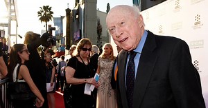 Elhunyt Norman Lloyd, aki még együtt forgatott Charlie Chaplinnel, de Amy Schumerrel is