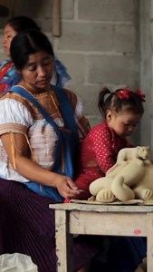 “El arte popular mexicano se distingue por su individualidad, riqueza de formas y colorido (...) Con técnicas y herramientas muy sencillas (...), el artesano mantiene la tradición de su industria, a la que va modificando al imprimirle el sello de su propia personalidad. “Las raíces de la tradición son hondas y están llenas de experiencia humana. Nacieron con las viejas culturas indígenas y se fortalecieron al amparo de la magia, la religión, las ofrendas, los tianguis y las fiestas”. —Daniel Rub