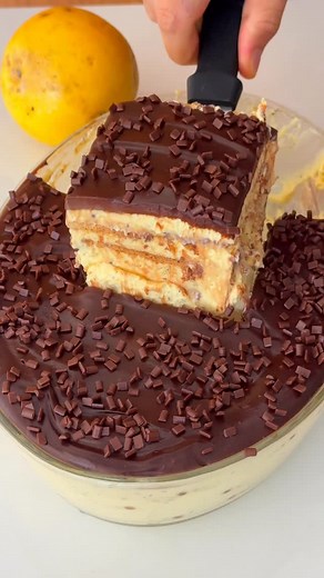 Igor Rocha on Instagram: "Pavê de maracujá com 🍫 Ingredientes creme: 300 mls de suco de maracujá concentrado 2 latas de leite condensado 2 caixinhas de creme de leite 1 e 1/2 xícara de leite em pó Pra montar: 300 gramas de bolacha maisena ( faça camadas de creme e bolacha molhada no leite) Ganache: 200 gramas de chocolate meio amargo 200 gramas de creme de leite Derreta os dois no microondas, misture muito bem e jogue por cima, leve pra geladeira por 4 horas e finalize como preferir ( usei gran