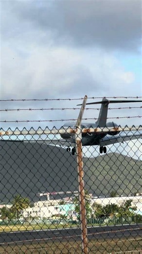 Bombardier Global 6000 Landing at St Maarten (Maho Beach Approach)✈️